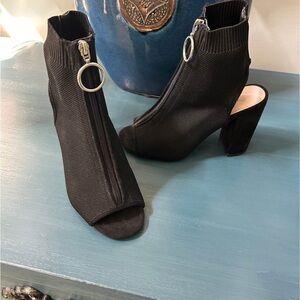 Qupid Black Open-Toe/Open-Back Knit Silver Zip Wraps Ankle Block 4”Heel Bootie 7